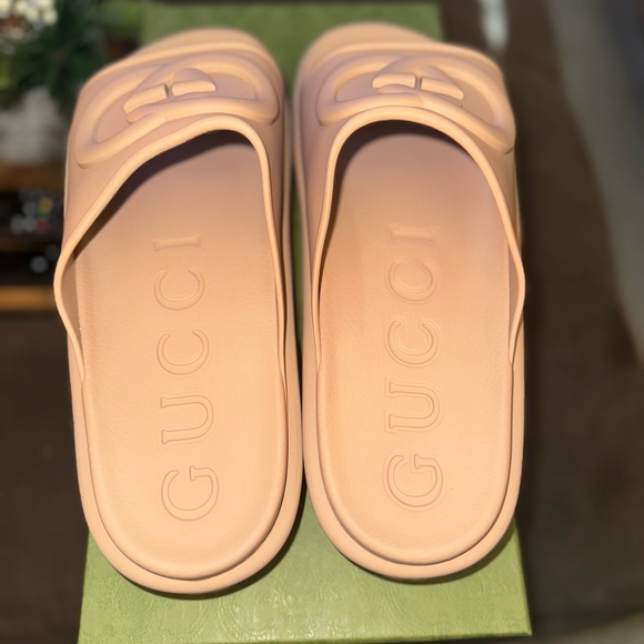 Gucci Interlocking G slide
Style 692380 JF00 2526 - Picture 3 of 10